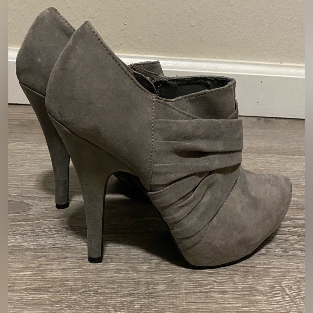 Guess Gray Suede Ankle Booties | Ruched Heel Boots | Size 7 - Picture 4 of 9